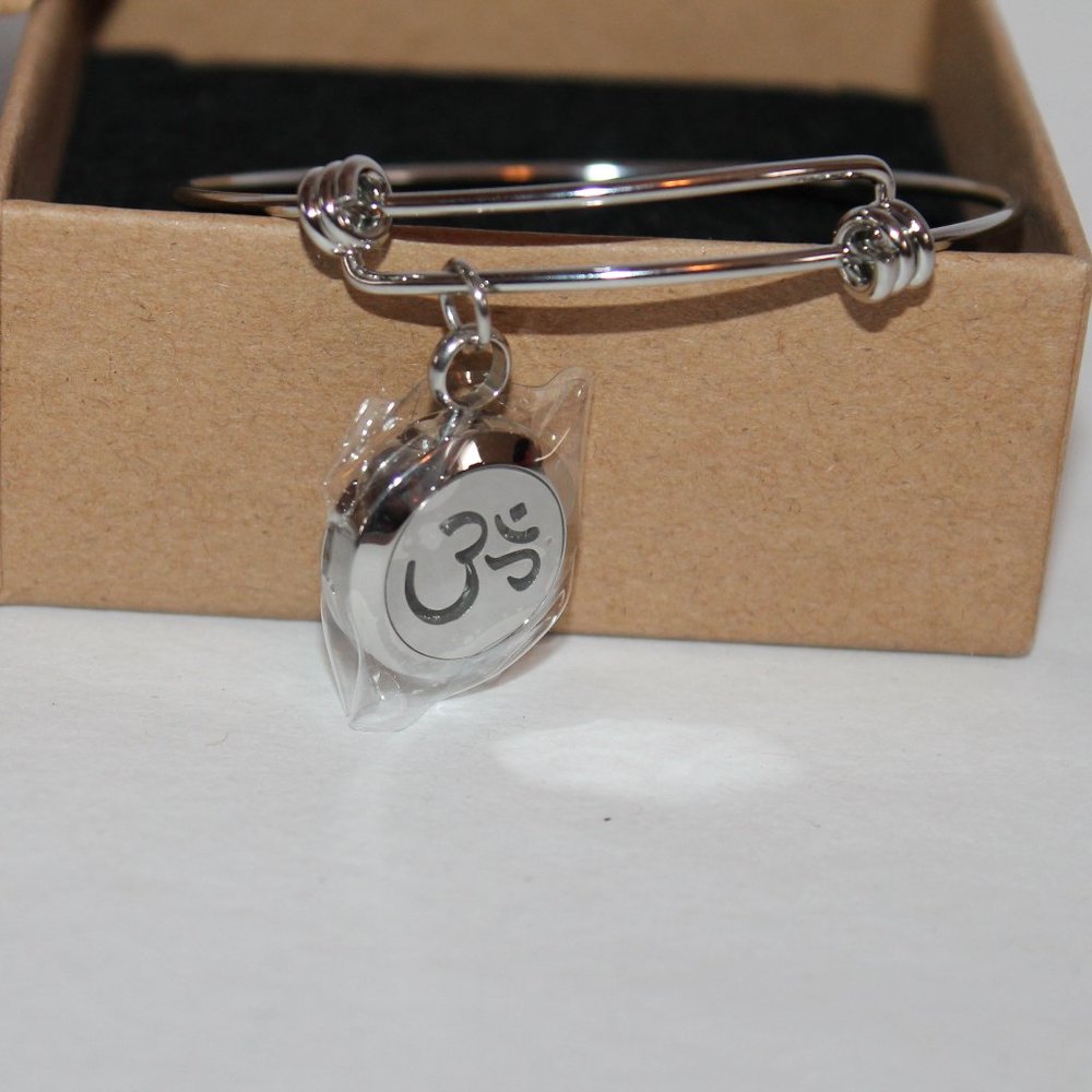 Essential Oil Bracelet Diffuser Locket by Romanda